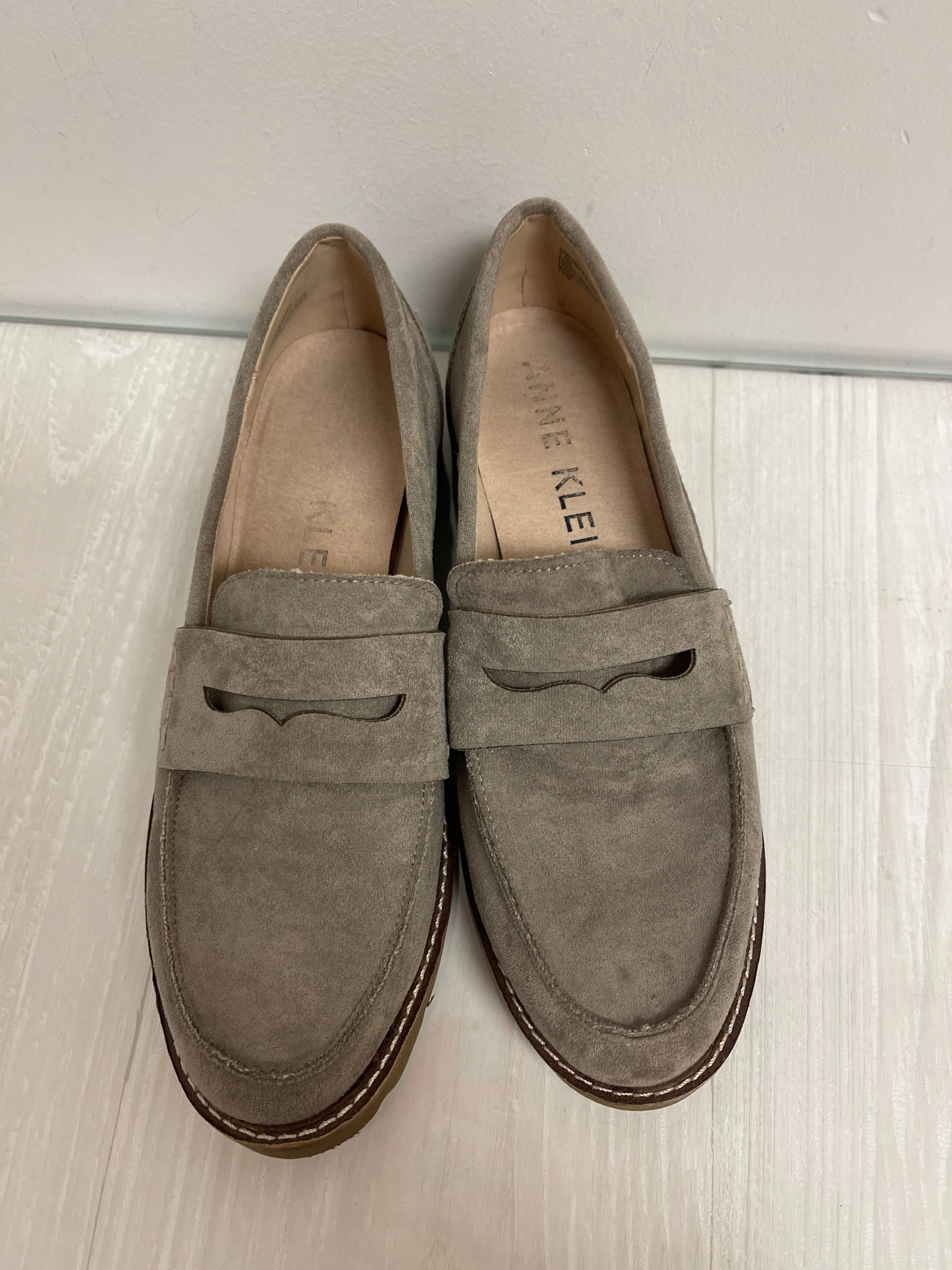 Shoes Flats By Anne Klein In Grey, Size: 7.5